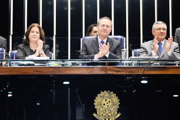 Renan entre os ministros Alexandre Padilha (Saúde) e Miriam Belchior (Planejamento)