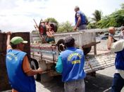 Fiscais da SMCCU recolhem materiais 