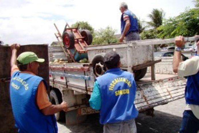 Fiscais da SMCCU recolhem materiais