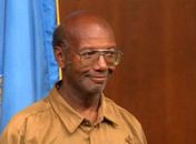 Sem-teto devolve mochila com US$ 42 mil e recebe US$ 100 mil