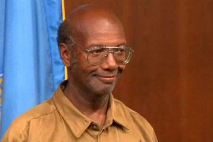 Sem-teto devolve mochila com US$ 42 mil e recebe US$ 100 mil