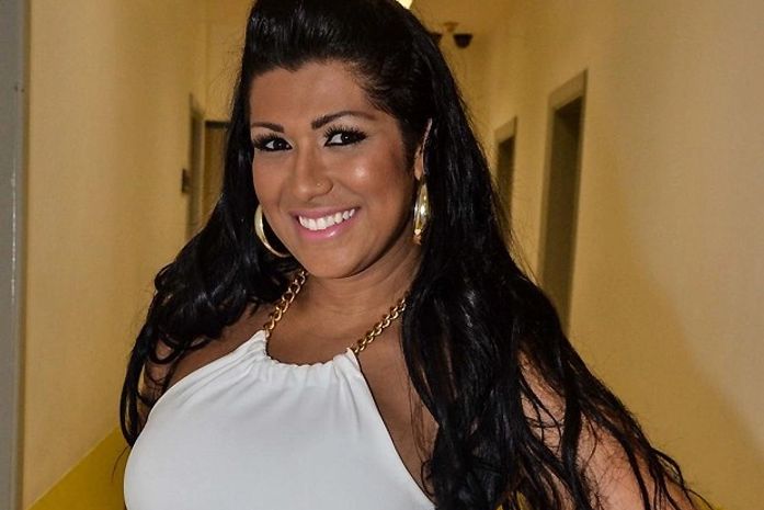 Mulher Moranguinho explica briga com o 1º estilista: 'Dinheiro não me falta'