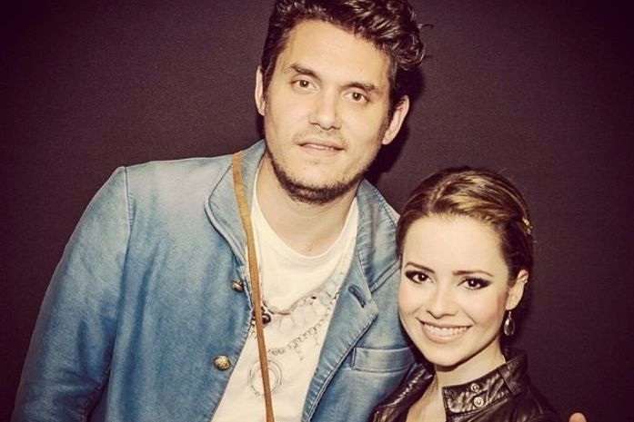 Sandy leva família para ver John Mayer, mas na hora da foto tieta sozinha