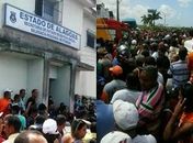 O povo tenta invadir a delegacia de Penedo.