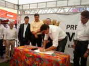 Prefeito assina ordem de serviço de melhorias no Centro