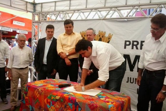 Prefeito assina ordem de serviço de melhorias no Centro