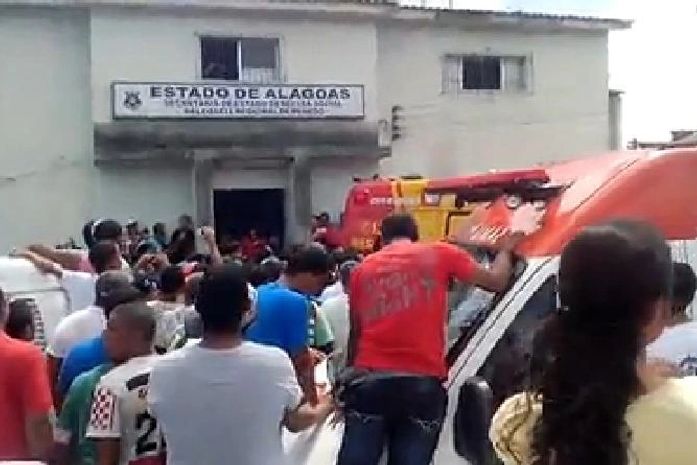 População cercou a delegacia
