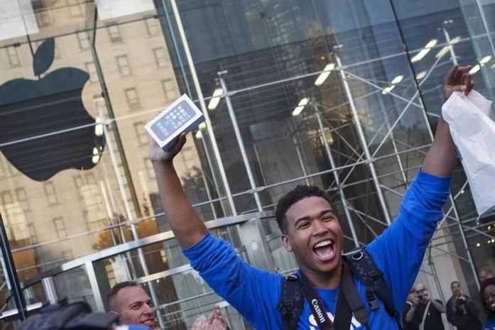 Primeiros a comprar novo iPhone acamparam 14 dias em Nova York