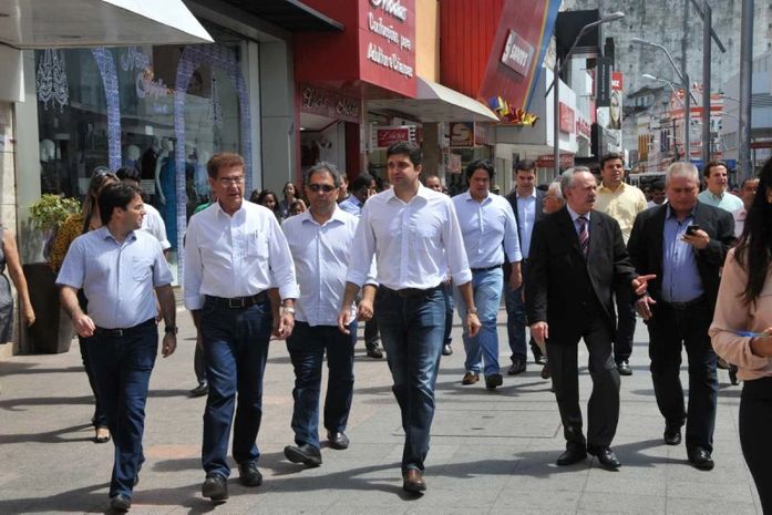Prefeito assina ordem de serviço para obras no Centro