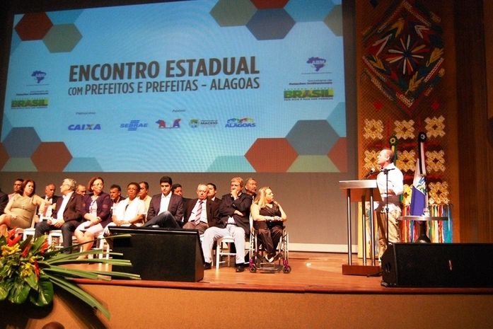 Renan anuncia R$ 10 milhões para obras do Centro de Convenções de Arapiraca