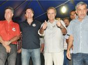 Com sinal de positivo, Renan festeja o retorno de Marx ao PMDB. Na foto, de um comicio de Coruripe aparece ainda Marx e seu tio,prefeito Joaquim Beltrão.