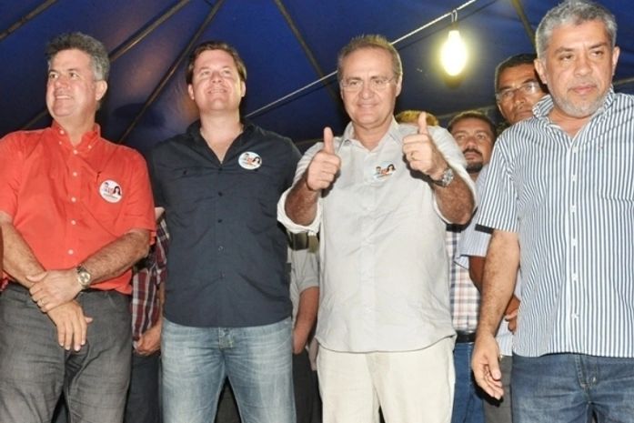 Com sinal de positivo, Renan festeja o retorno de Marx ao PMDB. Na foto, de um comicio de Coruripe aparece ainda Marx e seu tio,prefeito Joaquim Beltrão.