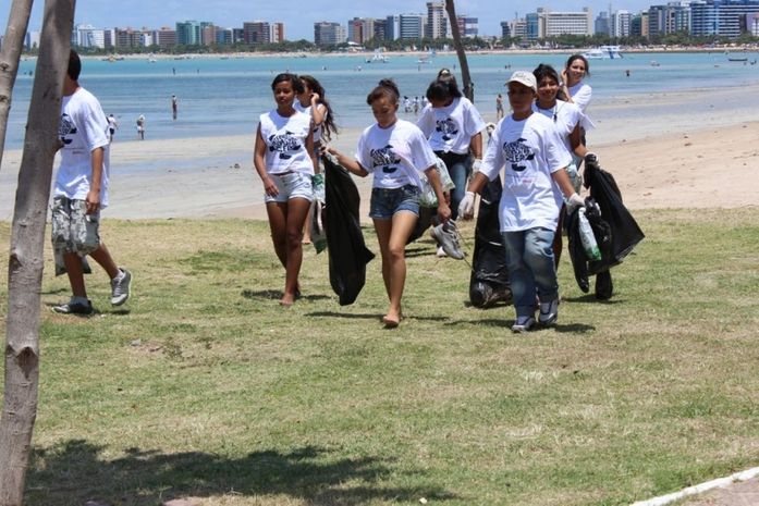 Alagoanos participam do Dia Mundial de Limpeza de Rios e Praias