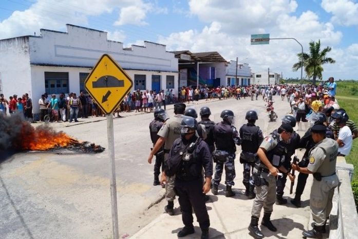População revoltada cerca delegacia