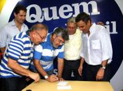 Eduardo Tavares assinando a ficha do PSDB com Claudionor, Pedro Vilela, Teotonio e Aécio Neves como testemunhas.