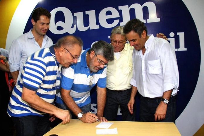 Eduardo Tavares assinando a ficha do PSDB com Claudionor, Pedro Vilela, Teotonio e Aécio Neves como testemunhas.