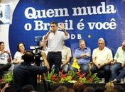 Aécio discursando em Maceió.