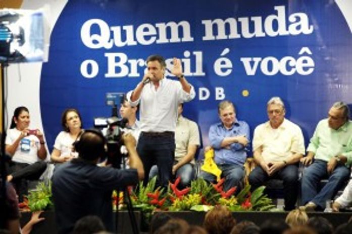 Aécio discursando em Maceió.