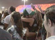 Thiago Rodrigues e ex-BBB Marien trocam beijos quentes no último dia do Rock in Rio