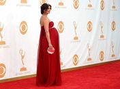 Gravidíssima, brasileira  cruza red carpet, mas não  leva prêmio no Emmy 2013