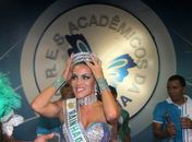 Modelo Carla Prata é coroada rainha de bateria 2014 da Acadêmicos da Rocinha 