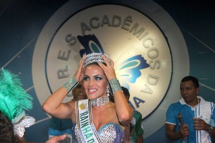 Modelo Carla Prata é coroada rainha de bateria 2014 da Acadêmicos da Rocinha