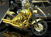 Moto exclusiva folheada a ouro é revestida por 268 diamantes