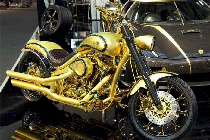 Moto exclusiva folheada a ouro é revestida por 268 diamantes