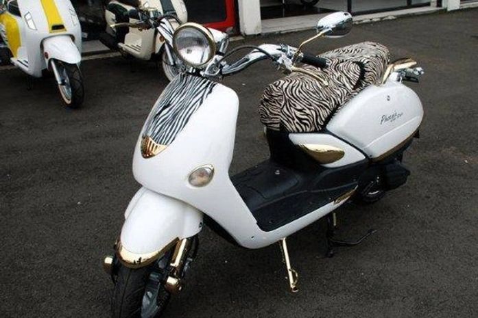 Scooter personalizado ganha visual com listras de zebra