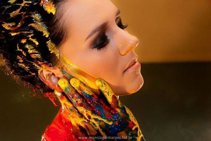 Lucy Muritiba leva suas cores musicais ao palco do Teatro Deodoro