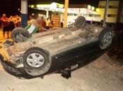 Motorista perde controle de veículo em alta velocidade e capota em Delmiro Gouveia