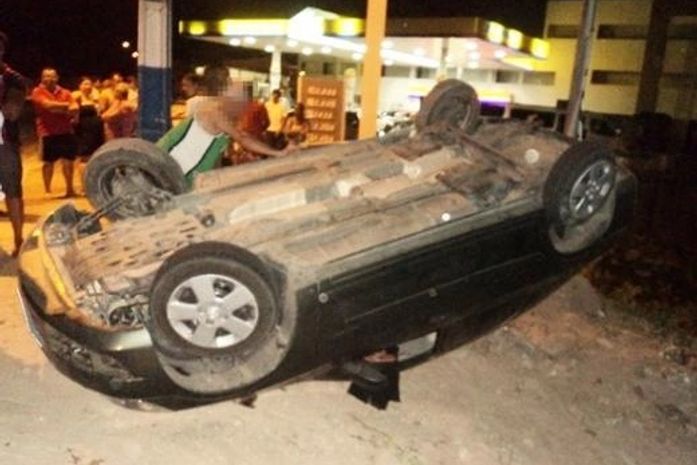 Motorista perde controle de veículo em alta velocidade e capota em Delmiro Gouveia