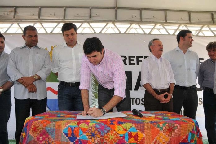 Rui Palmeira assina ordem de serviço para obras no Santa Lúcia