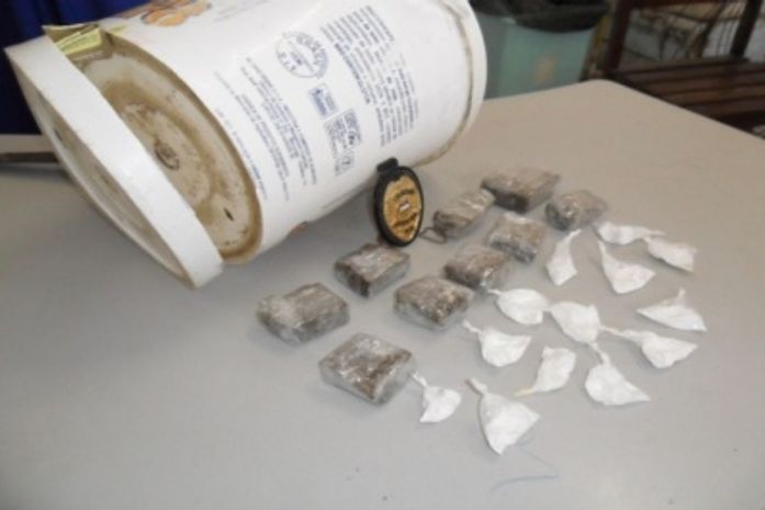 Droga estava no fundo falso de um balde