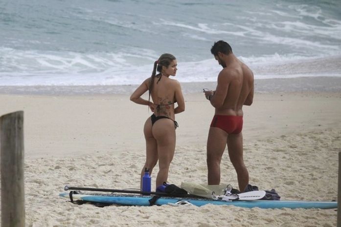 Aryane Steinkopf vai a praia de biquininho com o namorado