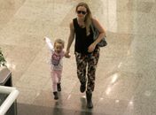 Fernanda Rodrigues passeia com a filha em shopping do Rio