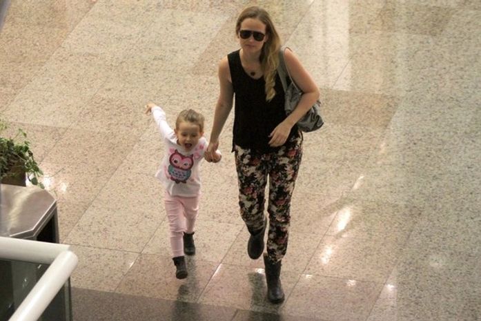 Fernanda Rodrigues passeia com a filha em shopping do Rio