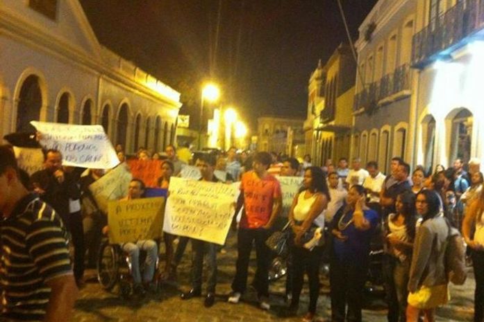 Estudantes universitários realizam ato público no bairro do Jaraguá