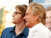 Cameron Douglas ao lado do pai, Michael Douglas, em première no ano anterior à sua prisão, por posse de heroína