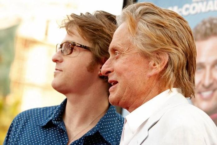 Cameron Douglas ao lado do pai, Michael Douglas, em première no ano anterior à sua prisão, por posse de heroína