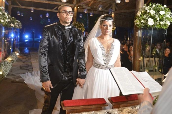 Moranguinho abusa do brilho em visual de noiva para casamento com Naldo; veja