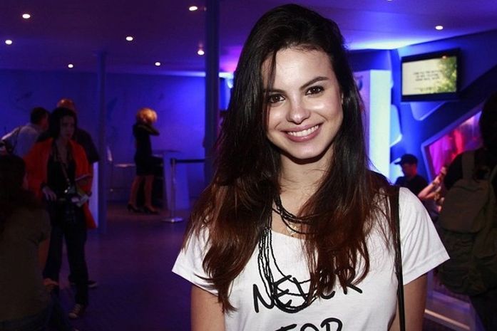 'Não fico neurótica pensando em que roupa vou usar', diz atriz Sthefany Brito