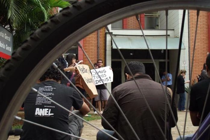 Estudantes da Unicamp fizeram um protesto nesta terça-feira em que cobraram uma posição da reitoria da universidade a respeito da morte de Denis