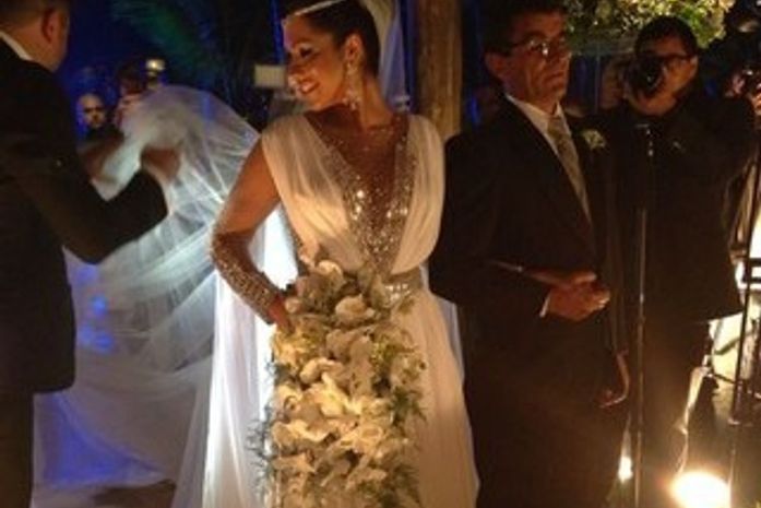 Estilista rebate críticas ao vestido de noiva de Moranguinho: 'Chiquérrima'