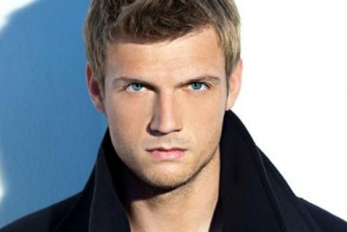 Backstreet Boy Nick Carter emociona ao dizer que família o culpou por morte da irmã