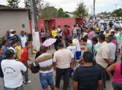 Populares observam o rapaz caído