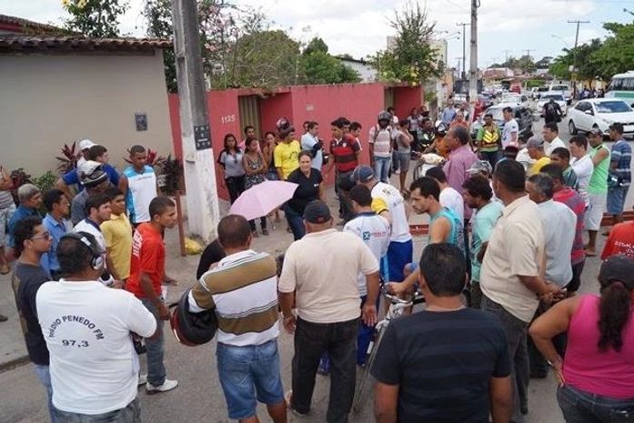 Populares observam o rapaz caído