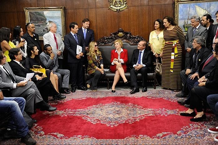 Antes da votação, Renan se reuniu com a ministra Marta Suplicy e artistas