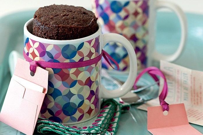 Bolo de chocolate na caneca leva apenas 5 minutos para sair; anote