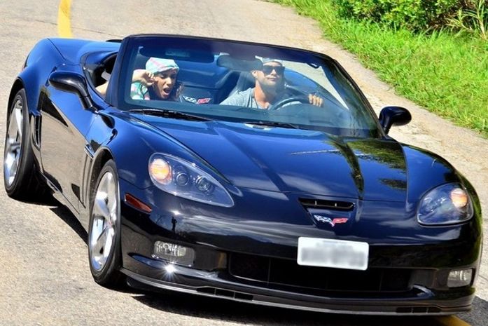 Poderosa! A bordo de carrão, Anitta grava clipe novo com macacão curtinho e decote